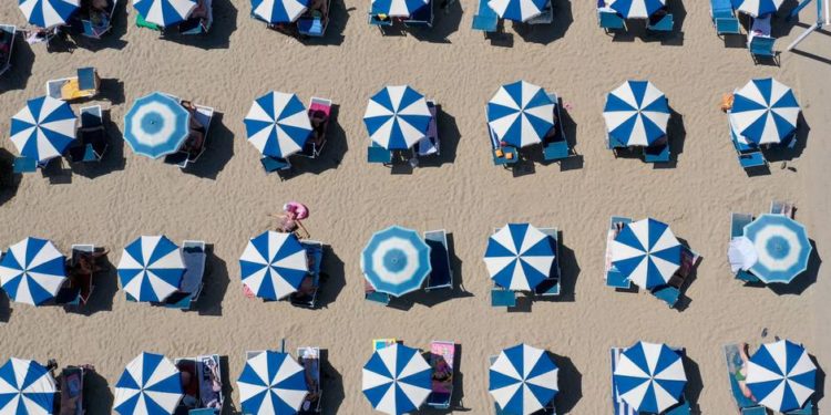 Turistët ballkanas shpëtojnë turizmin në Shqipëri