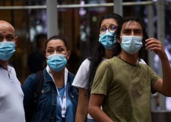 Studimi: Maskat blu janë vetëm 10% efektive në mbrojtjen kundër Covid