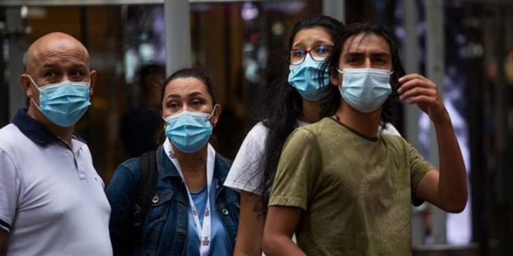 Studimi: Maskat blu janë vetëm 10% efektive në mbrojtjen kundër Covid