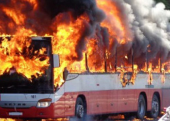 Merr flakë në ecje autobusi në rrugën Himarë-Sarandë