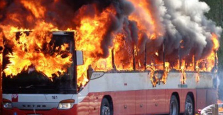 Merr flakë në ecje autobusi në rrugën Himarë-Sarandë