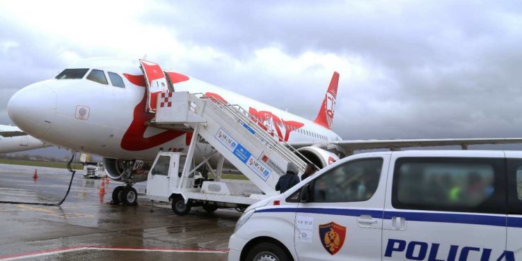 Mbërrin sot në Rinas avioni i parë me 300 afganë