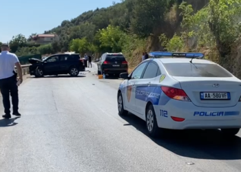 Përplasen dy automjete në aksin Levan-Fier, 6 të plagosur