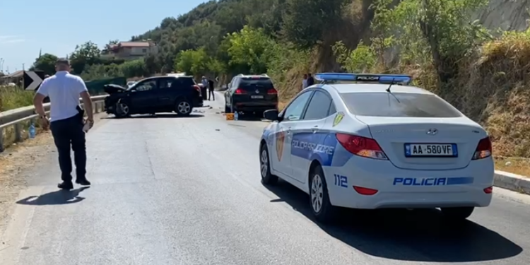 Përplasen dy automjete në aksin Levan-Fier, 6 të plagosur