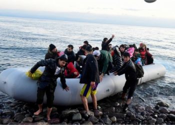 Mbytet varka me emigrantë që i ishte drejtuar Italisë, dyshohet për disa viktima