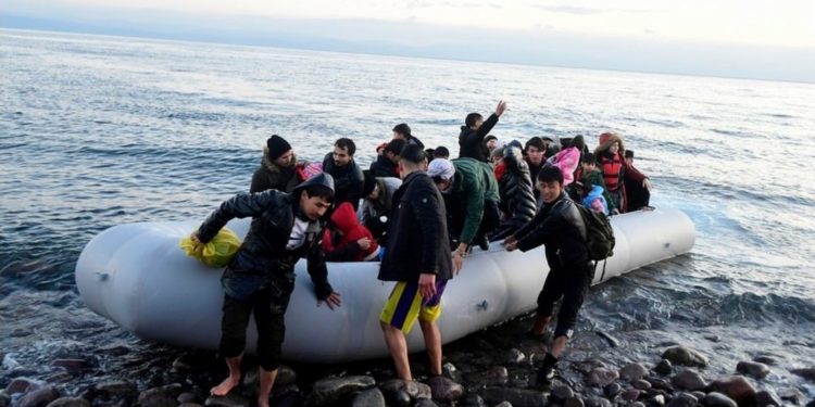 Mbytet varka me emigrantë që i ishte drejtuar Italisë, dyshohet për disa viktima