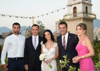 Vajza e Bashkim Finos i jep fund beqarisë