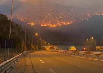 Zjarr masiv mbi tunelin e Kalimashit, pamje të pazakonta (FOTO)