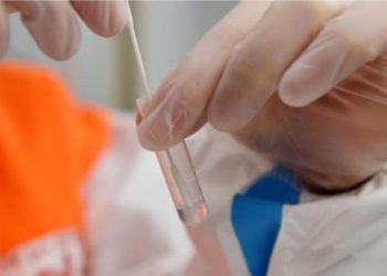 Studimi: Prekja nga Covid është shumë herë më e dëmshme se sa efektet anësore të vaksinës