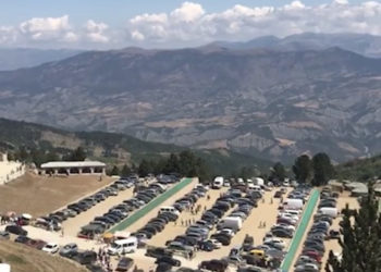 Bllokohet rruga drejt Malit të Tomorrit, prej 6 orësh automjetet të ngecura në trafik. Apeli i policisë