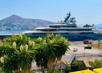 Jahti i miliarderit Jeff Bezos ankorohet në Sarandë