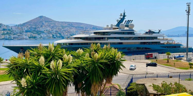 Jahti i miliarderit Jeff Bezos ankorohet në Sarandë