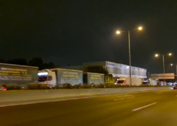 Flakët dalin jashtë kontrolli, bllokohet rruga nacionale Athinë-Selanik