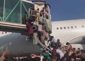 Kaos në aeroportin e Afganistanit, 12 vetë u vranë nga rrëmuja