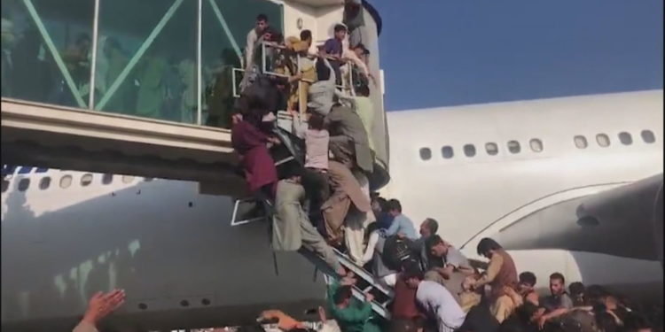 Kaos në aeroportin e Afganistanit, 12 vetë u vranë nga rrëmuja