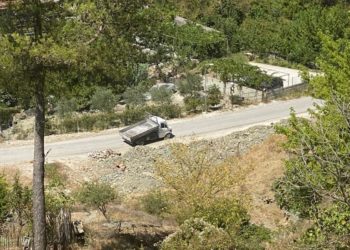 Shkarkoi inertet në rrugë dhe u largua me shpejtësi, shoferit nga Gjirokastra i kushton shtrenjtë. Gjobë 10 mijë lekë të reja dhe kallëzim në polici (FOTO)