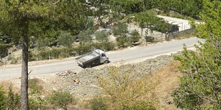 Shkarkoi inertet në rrugë dhe u largua me shpejtësi, shoferit nga Gjirokastra i kushton shtrenjtë. Gjobë 10 mijë lekë të reja dhe kallëzim në polici (FOTO)