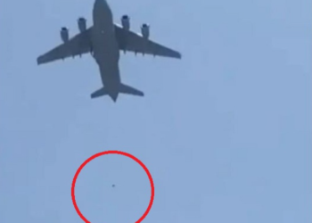 E rëndë në Kabul/Afganët hypin në krahun e avionit për t’u larguar nga vendi, bien nga lartësia (VIDEO)