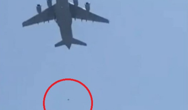 E rëndë në Kabul/Afganët hypin në krahun e avionit për t’u larguar nga vendi, bien nga lartësia (VIDEO)