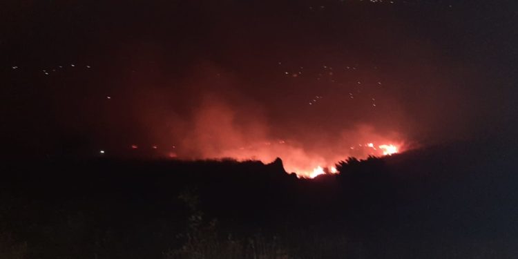 Zjarr i madh në Gjirokastër, rrezikohen banesat (FOTO)