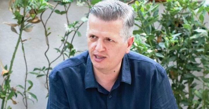 Kompozitori i njohur rrezikonte të mbytej, roja e plazhit i shpëton jetën