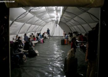 Mbërritën afganët e parë, ministrja e jashtme: Çdo shqiptar duhet të ndihet vërtet krenar sot