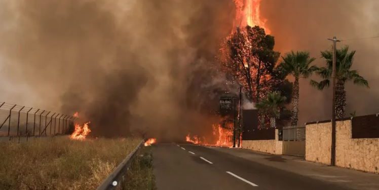 Del jashtë kontrolli zjarri në Greqi, bllokohen disa banorë dhe zjarrfikës. Kryeministri Mitsotakis niset me urgjencë drejt zonës së rrezikut