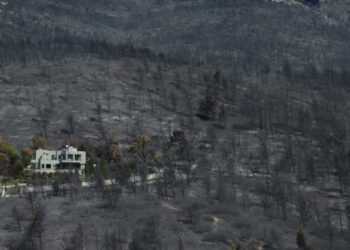 Zjarret në Greqi djegin më shumë se 650,000 hektarë tokë në të gjithë vendin