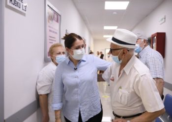 Ministrja Manastirliu ndjek procesin e vaksinimit në Sarandë, apel studentëve: Vaksinohuni përpara vitit të ri akademik