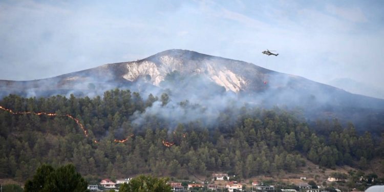 Riaktivizohet zjarri në fshatin Arshi Lengo