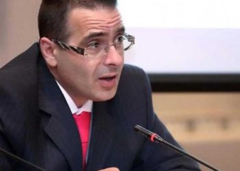 Artan Hoxha: Sali Berishën nuk ka “bir nëne a bir kur*e” ta tërheqë, ai nuk është njeri por histori