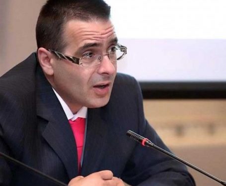 Artan Hoxha: Sali Berishën nuk ka “bir nëne a bir kur*e” ta tërheqë, ai nuk është njeri por histori