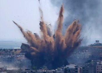 Izraeli sulmon Rripin e Gazës, bllokon kompleksin ushtarak të Hamasit