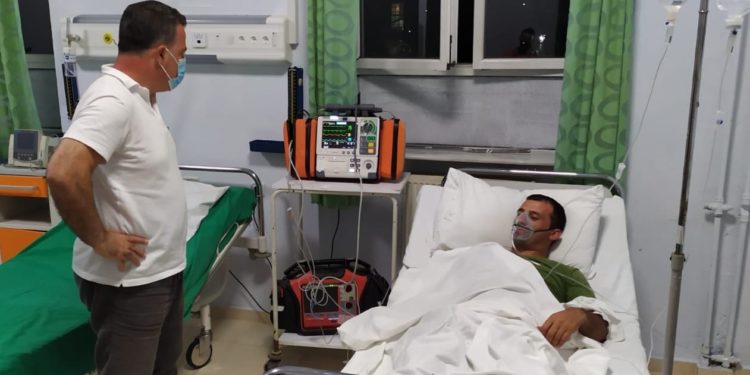Zjarri në Gjirokastër/Ministri Peleshi viziton në spital ushtarin e asfiksuar: Gjendja e tij paraqitet e qëndrueshme