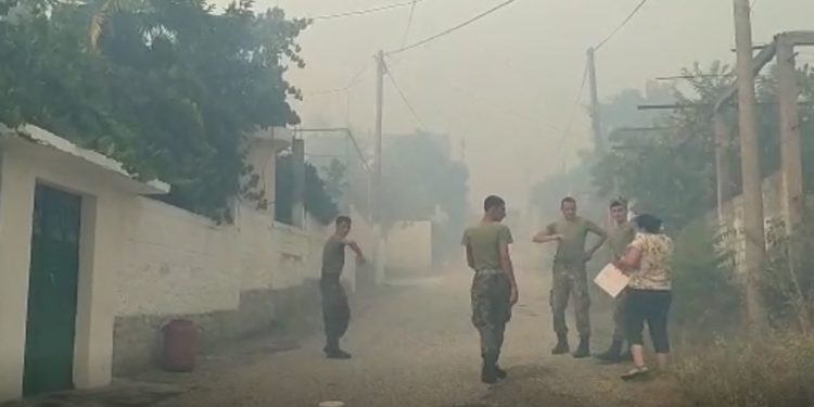 Situata emergjente nga zjarri në Gjirokastër, asfiksohet nga tymi një ushtar