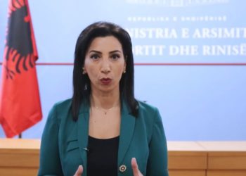 Shtyhet data e nisjes së vitit të ri shkollor