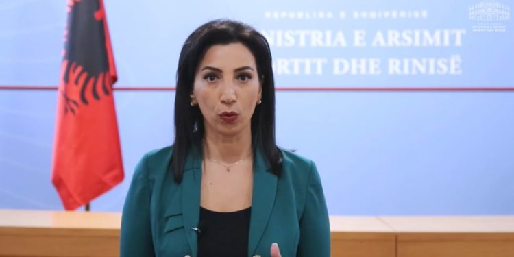 Shtyhet data e nisjes së vitit të ri shkollor