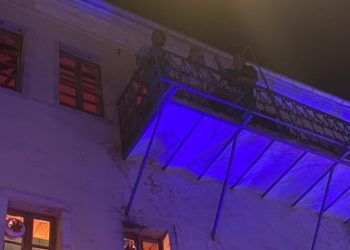 Pazari “merr flakë” nga muzika greke, edhe konsulli Gjirokastrës i bashkohet atmosferës festive