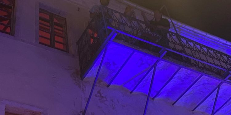 Pazari “merr flakë” nga muzika greke, edhe konsulli Gjirokastrës i bashkohet atmosferës festive