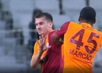 Çudira turke/“Çmendet” mbrojtësi, godet shokun e skuadrës (VIDEO)