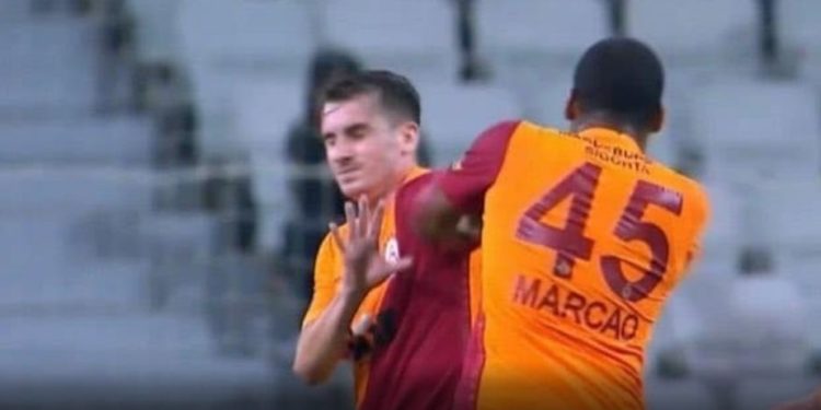 Çudira turke/“Çmendet” mbrojtësi, godet shokun e skuadrës (VIDEO)