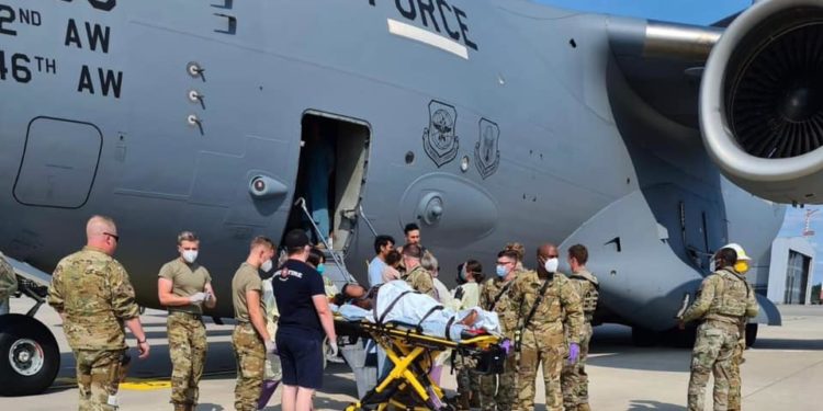 Gruaja afgane lind në avionin e evakuimit, ja çfarë bëri piloti për t’i shpëtuar asaj jetën