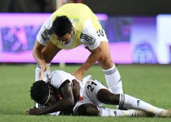 Video/ Momente paniku, lojtari mbetet pa frymë dhe plaset në tokë