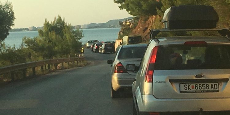 Makina përplas të miturën në Orikum, arrestohet shoferi