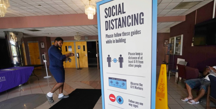 Rikthehen shifrat e dimrit në ShBA/ Mesatarisht 100 mijë raste të reja në ditë me COVID-19