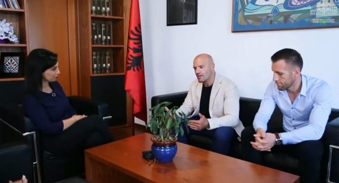 Ministrja Kushi pret vëllezërit Keta: Model frymëzimi për të rinjtë shqiptarë