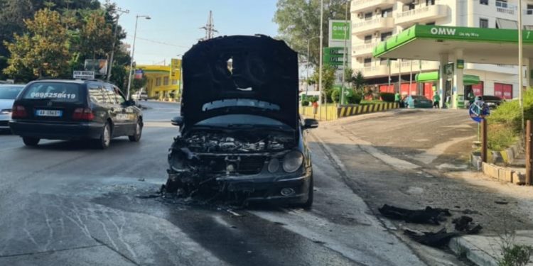 Sarandë, merr flakë në ecje një makinë