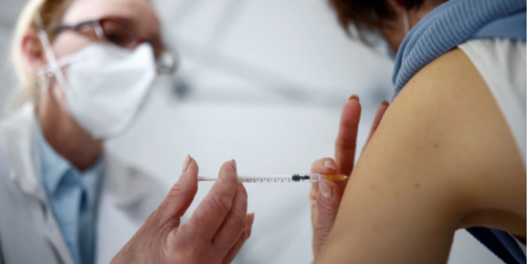 VOA: A janë të nevojshme vaksinat përforcuese tani apo më vonë?