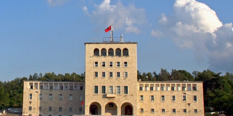 Publikohen degët fituese/ Maturantët të prirur drejt ekonomisë, mjekësisë, inxhinierisë dhe IT