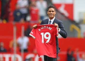 Sapo hodhi firmën mbi kontratë, fjalët e para të Varane si lojtar i Man.Utd